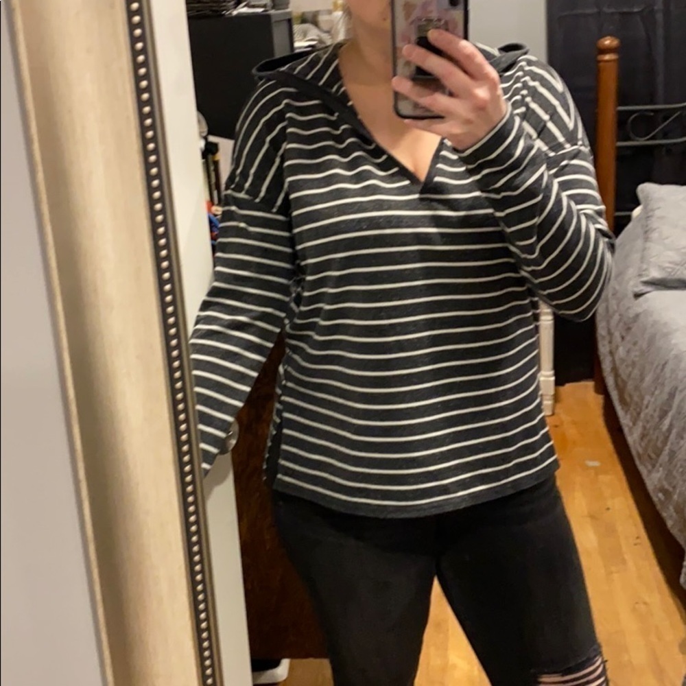 AE EUC Hooded Long Sleeve V Neck